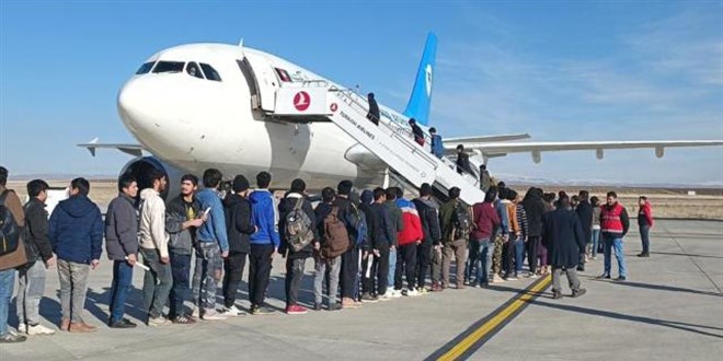 Yılbaşından bu yana 8 bin 710 düzensiz göçmen sınır dışı edildi