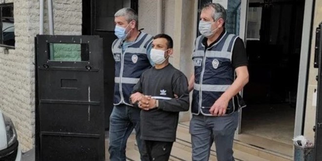 İşlediği cinayeti küçük kızının üstüne attı