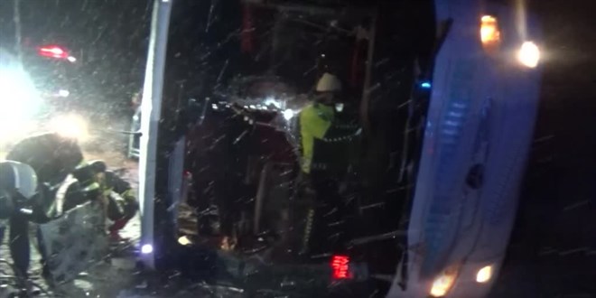 Yolcu otobüsünün devrilmesi sonucu 1 kişi öldü, 10 kişi yaralandı