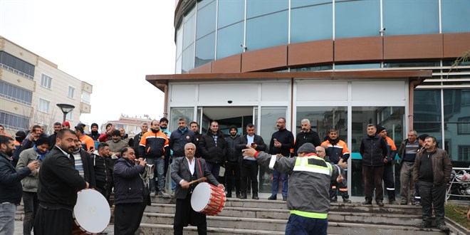 Yüzde 97,6 zam alan belediye işçilerinden halaylı kutlama