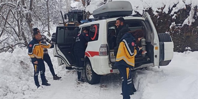 Doğum sancısı tutan kadın kar nedeniyle 3 saat sonra hastaneye ulaştırıldı