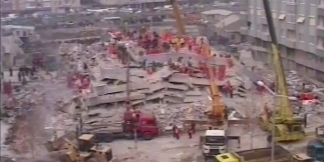 Zümrüt Apartmanı enkazında kurtarma çalışmalarına katılan öğretmen o günü unutamıyor