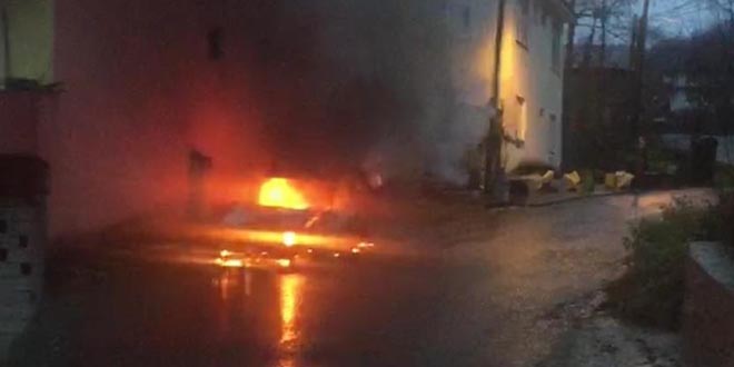 Yanan aracın içerisinde hayatını kaybetti