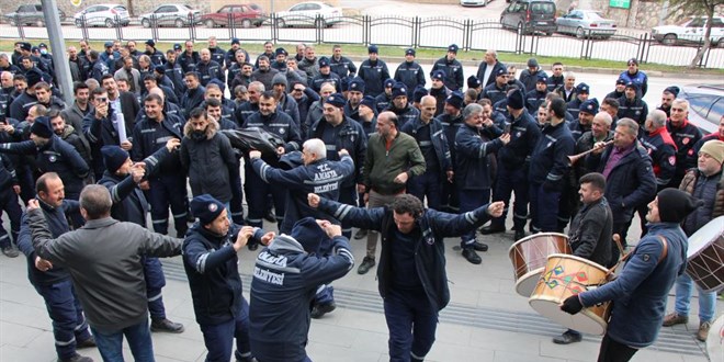İşçiler rekor maaş zammını davul-zurnayla kutladı