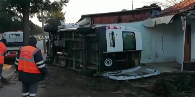 Antalya'da servis aracının devrilmesi sonucu 10 kişi yaralandı