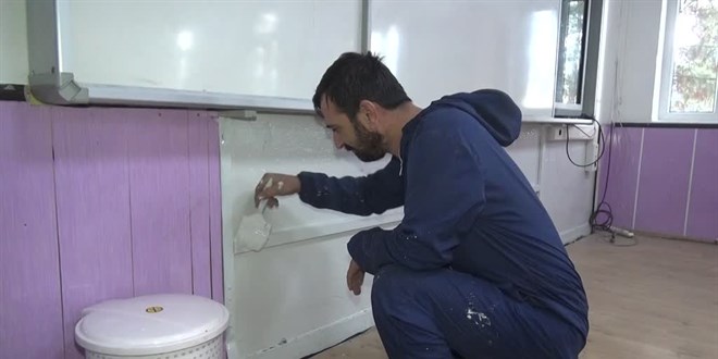 Çorum'da gönüllü din görevlileri ve eğitimciler, okul binasını boyadı