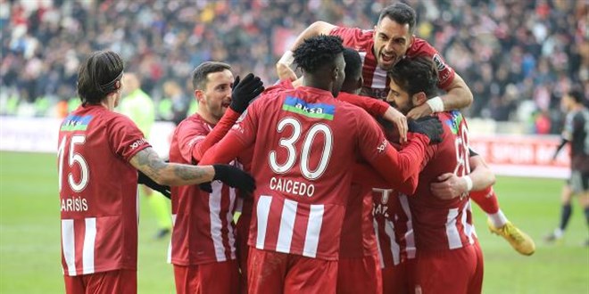 Beşiktaş Sivas'ta dondu kaldı