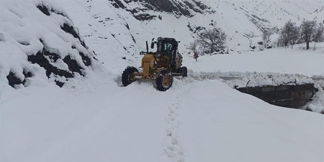 Doğu'da 1070 köy yolu ulaşıma kapandı