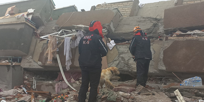 Kurtarma çalışması yapan ekipler enkazın altında kaldı