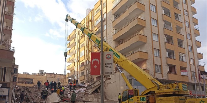 Gaziantep'te yıkılan binanın enkazından 28 saat sonra 4 kişi kurtarıldı