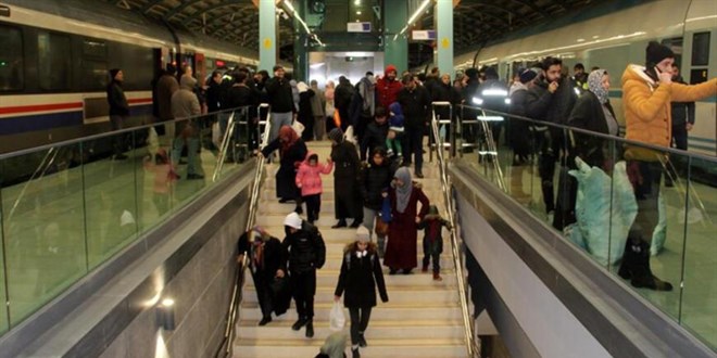 Sivas'ta YHT ilk yolculu seferinde depremzedeleri taşıdı