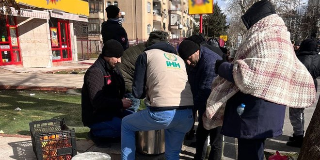İHH 1390 kişilik arama kurtarma ekibiyle deprem bölgesinde