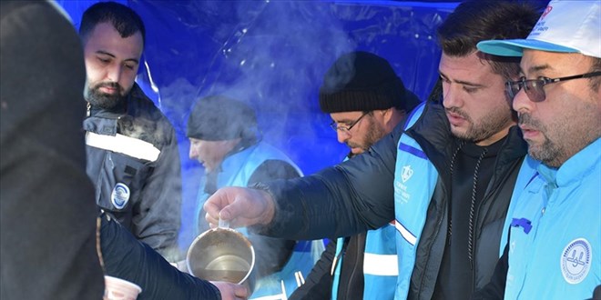 TDV, Hatay'daki depremzedelere günde üç öğün sıcak yemek veriyor