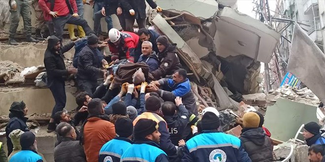 MEB'in 4 bini aşkın öğretmeni, deprem bölgesinde arama kurtarmada görev alıyor