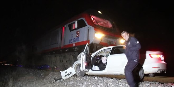 Uşak'ta yük treninin çarptığı otomobildeki 2 kişi yaralandı