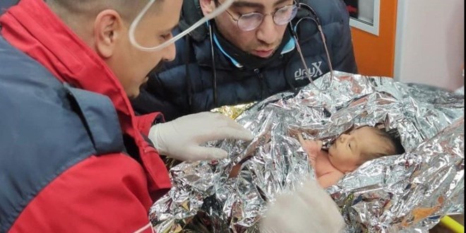 Enkazdan çıkarılan en küçük can: 10 günlük Yağız ve annesi 90. saatte kurtarıldı