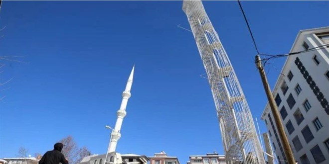 Beş katlı binanın yalnızca yangın merdiveni ayakta kaldı