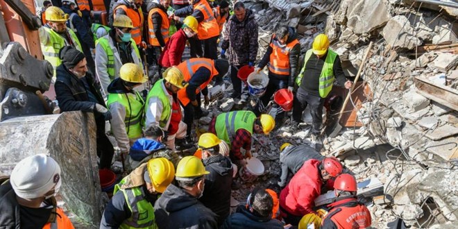 Önce 6 yaşındaki Kübra, ardından 6 aylık hamile annesi kurtarıldı