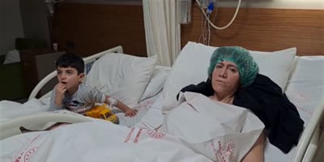 Hatay'da enkazda ayrı düşen anne ile oğlu Adana'da hastanede birbirine kavuştu