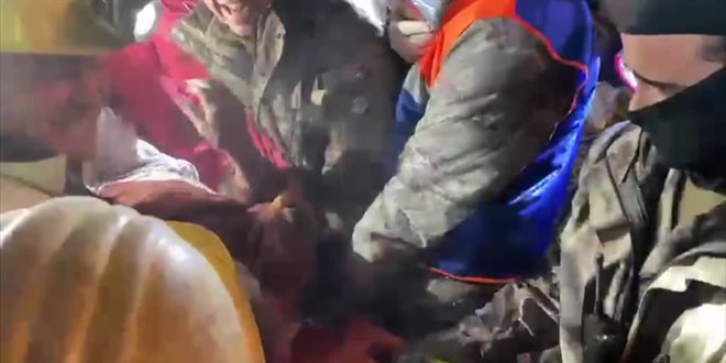 Malatya'da 83 yaşındaki kadın enkazdan 124,5 saat sonra kurtarıldı