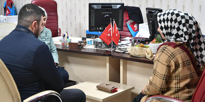 Depremzede çift yardım kolisinde buldukları cüzdanı sahibine iade etti