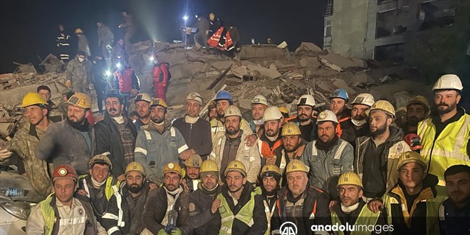Madenciler 160 saat enkaz altında kalan kadın ve çocuğa tahkimat yaparak ulaştı