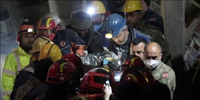 Hatay'da depremden 163 saat sonra 7 yaşındaki çocuk enkazdan sağ çıkarıldı
