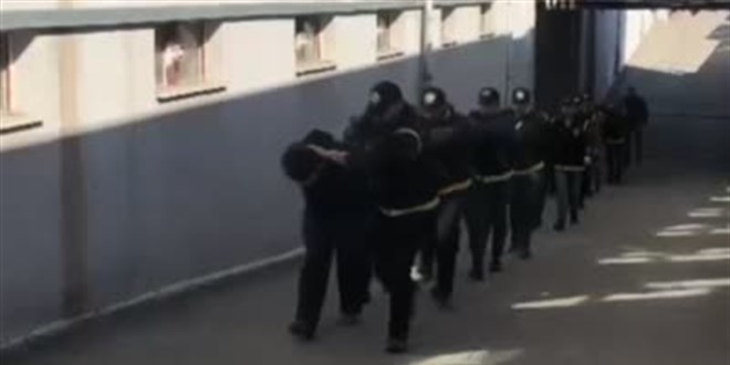 Adana'da deprem bölgelerinde hırsızlık yapan 10 şüpheli tutuklandı