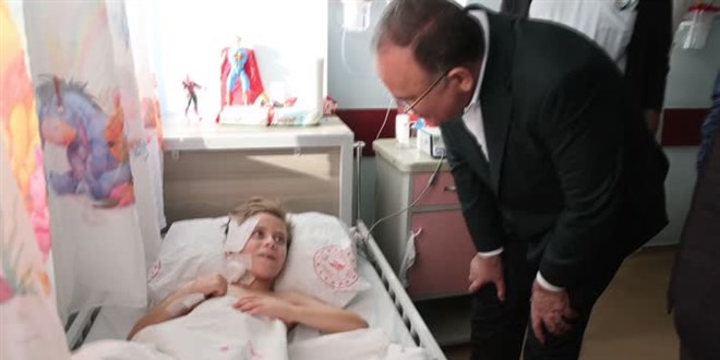 Bozdağ, Diyarbakır'da 81 saat sonra kurtarılan 6 yaşındaki Beşir'i ziyaret etti