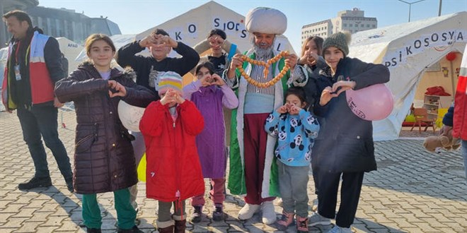 Nasrettin Hoca' kostümü giyen tiyatrocu, depremzede çocuklara moral veriyor