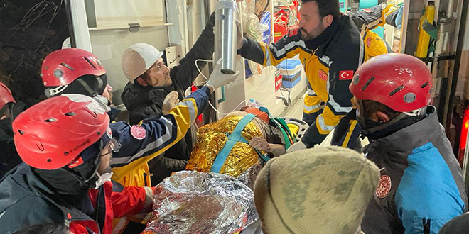 77 yaşındaki Fatma Güngör, depremin 212. saatinde kurtarıldı