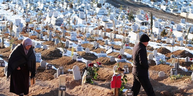 Deprem mezarlığında yürek yakan manzaralar