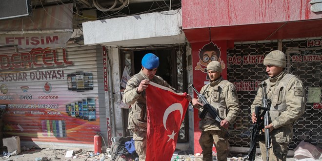 İskenderun'da Mehmetçik, depremde yere düşen Türk bayrağını kaldırdı