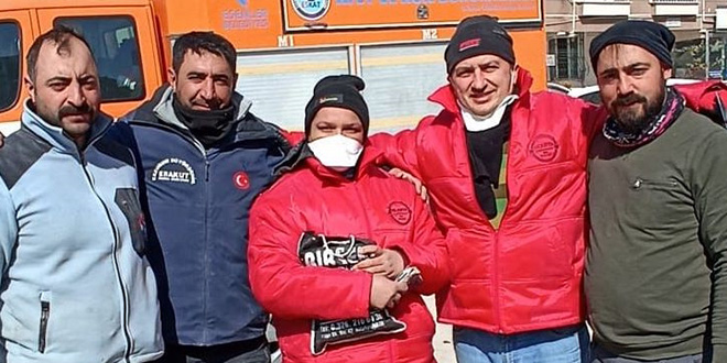 Hatay'da enkazda bulunan 411 bin lira sahibine teslim edildi