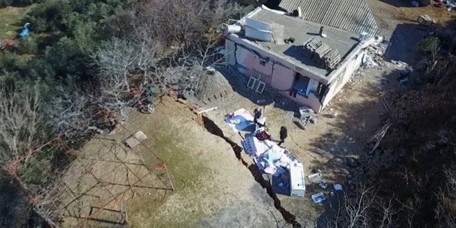 Deprem köyü ikiye böldü: Kıyamet kopuyor sandık