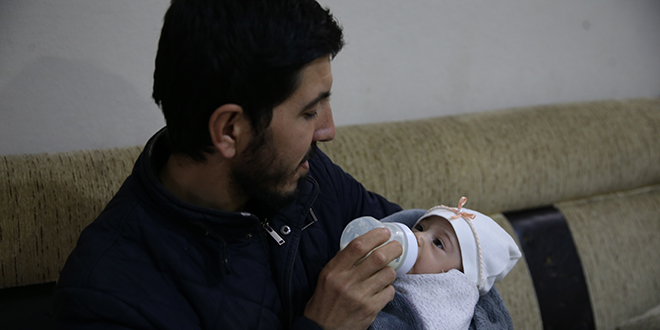 Enkazdan çıkarılan 2 aylık Fatma bebek, amcası ve yengesine emanet