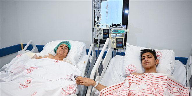 Enkaz altında 72 saat birlikte kurtarılmayı bekleyen anne oğul hastanede buluşturuldu
