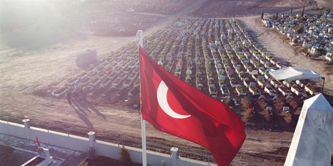 Depremde yakınlarını kaybeden aileler mezarlıklardan ayrılmıyor