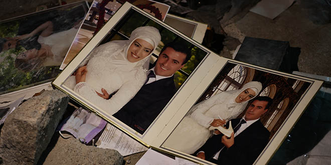 Ebrar Sitesi'nin enkazından geriye fotoğraf albümleri kaldı