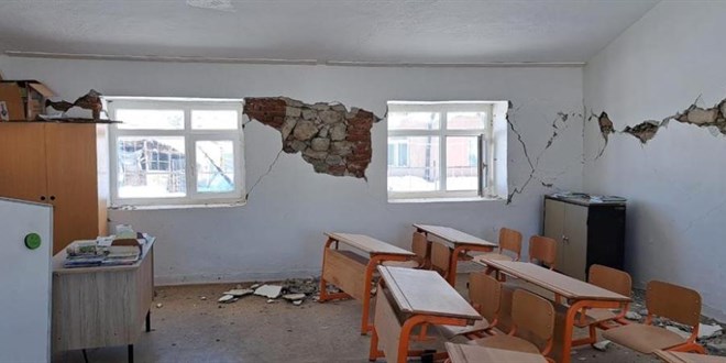 Depremde hasar gren iki okulda tamal eitime geildi
