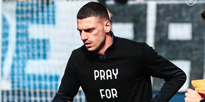 Merih Demiral ısınmaya 'Türkiye için dua et' tişörtüyle çıktı