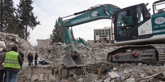 Enkaz kaldırma çalışmalarını izleyen kişi hayatını kaybetti, Kepçe operatörü gözaltına alındı