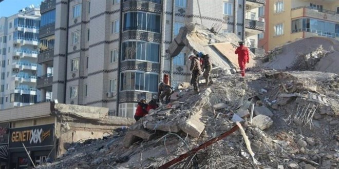 Depremde yıkılan Emre Apartmanı'nın müteahhitleri tutuklandı