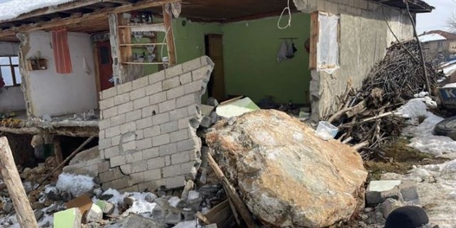 Depremde dağdan kopan kayalar evlerin üzerine düştü! Ölü ve yaralılar var