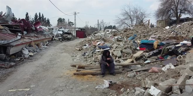 Depremde kaybettii 2 olu, gelini ve 3 torununun yasn tutuyor