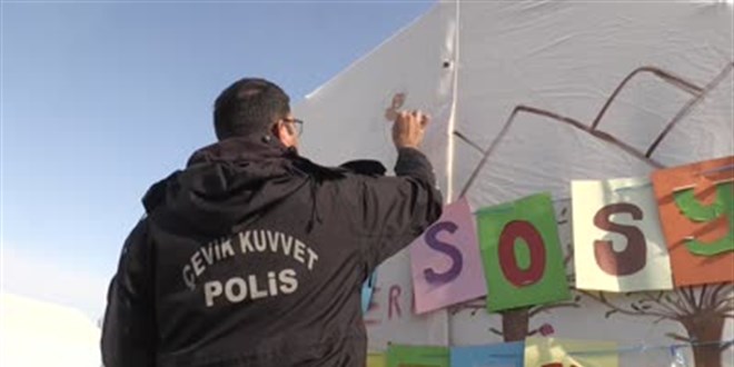 Polis memuru, deprem çadırlarına çocuklarla çizgi film karakterleri çiziyor