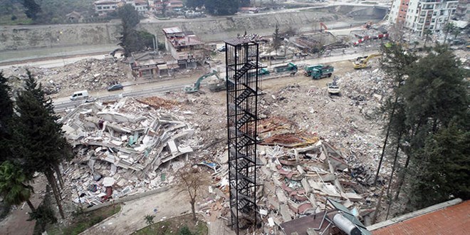 7 katlı üniversite misafirhanesi yıkıldı, geriye merdiveni kaldı