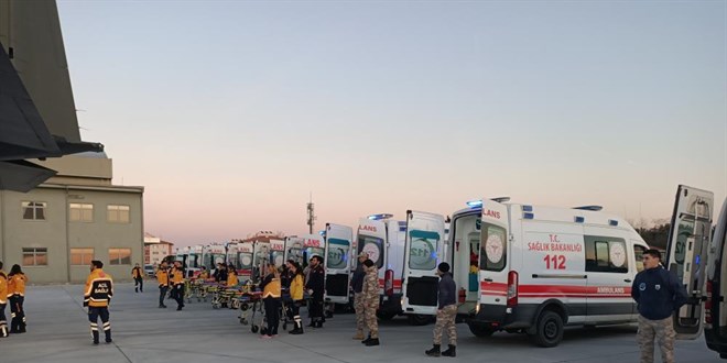 Deprem bölgesinden 10 yaralı depremzede daha İstanbul'a getirildi