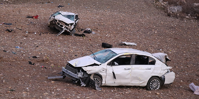 Çarpışan otomobiller uçuruma düştü: 2 ölü, 1 yaralı