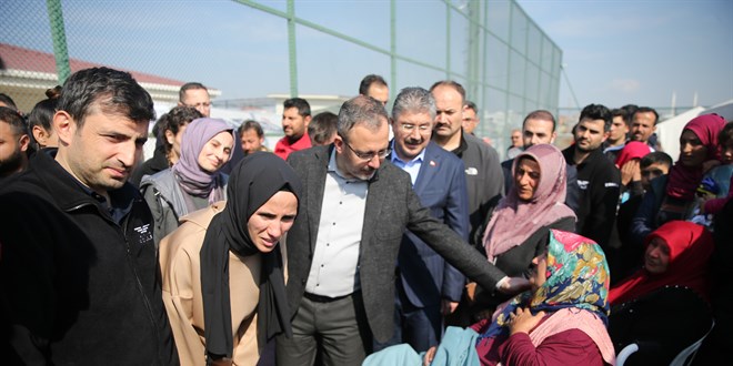 Bakan Kasapoğlu ile Baykar Yönetim Kurulu Başkanı Bayraktar, depremzedeleri ziyaret etti